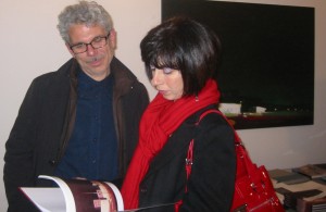 Carmelo e Antonella Bongiorno sfogliano il catalogo di David (02/2010)