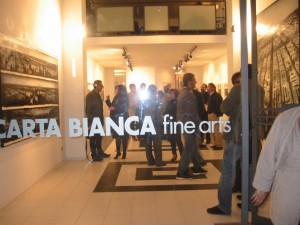 Una foto della galleria scaattata dall'esterno 