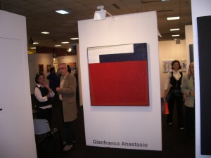 Giorgia Sanfo accanto ad un'opera di Anastasio, 2008